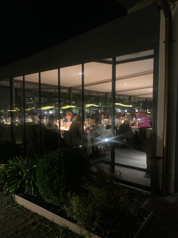 Partecipanti al tavolo durante la cena